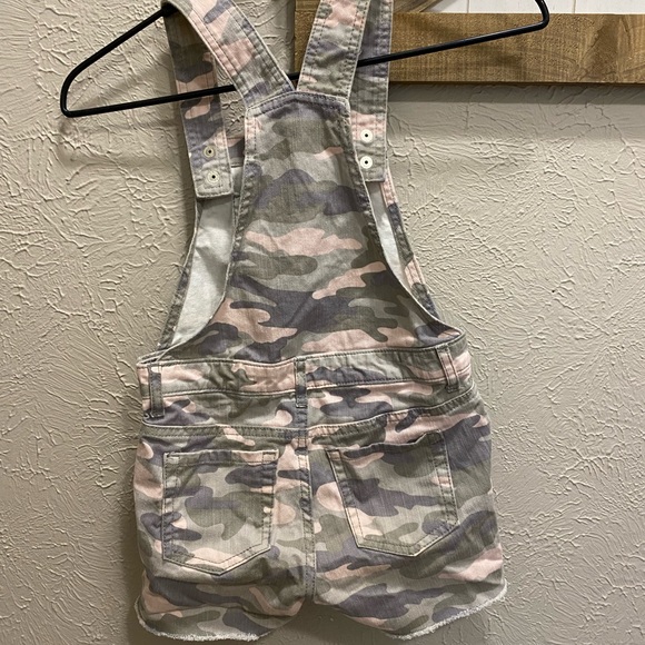 Green & Pink Camo Girls Overall Shorts Size 6X/7 EUC - Picture 3 of 5